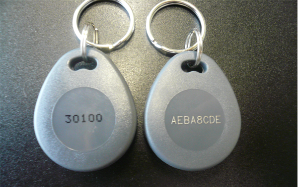 Schlüsselanhänger mit Seriennummer